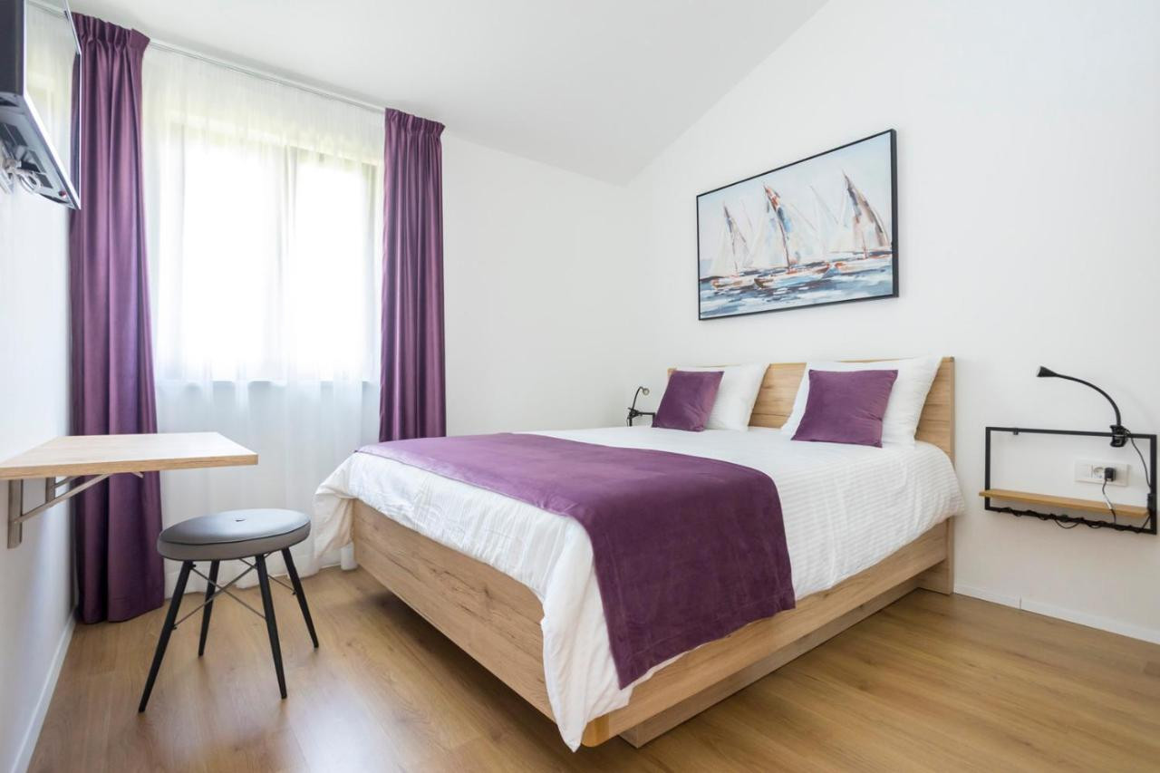 Purple bedroom — 1 double bed