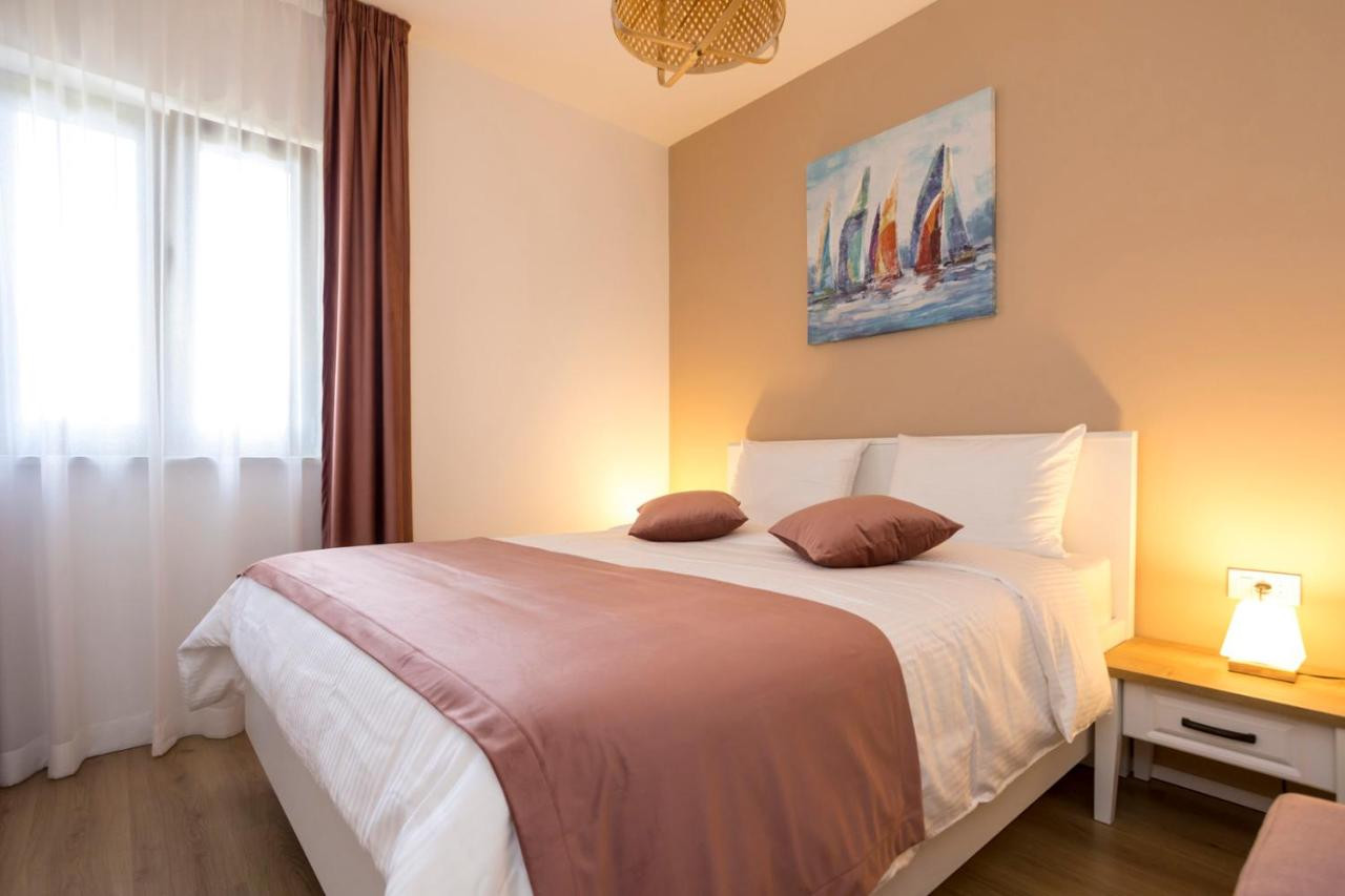 Rose bedroom — 1 double bed