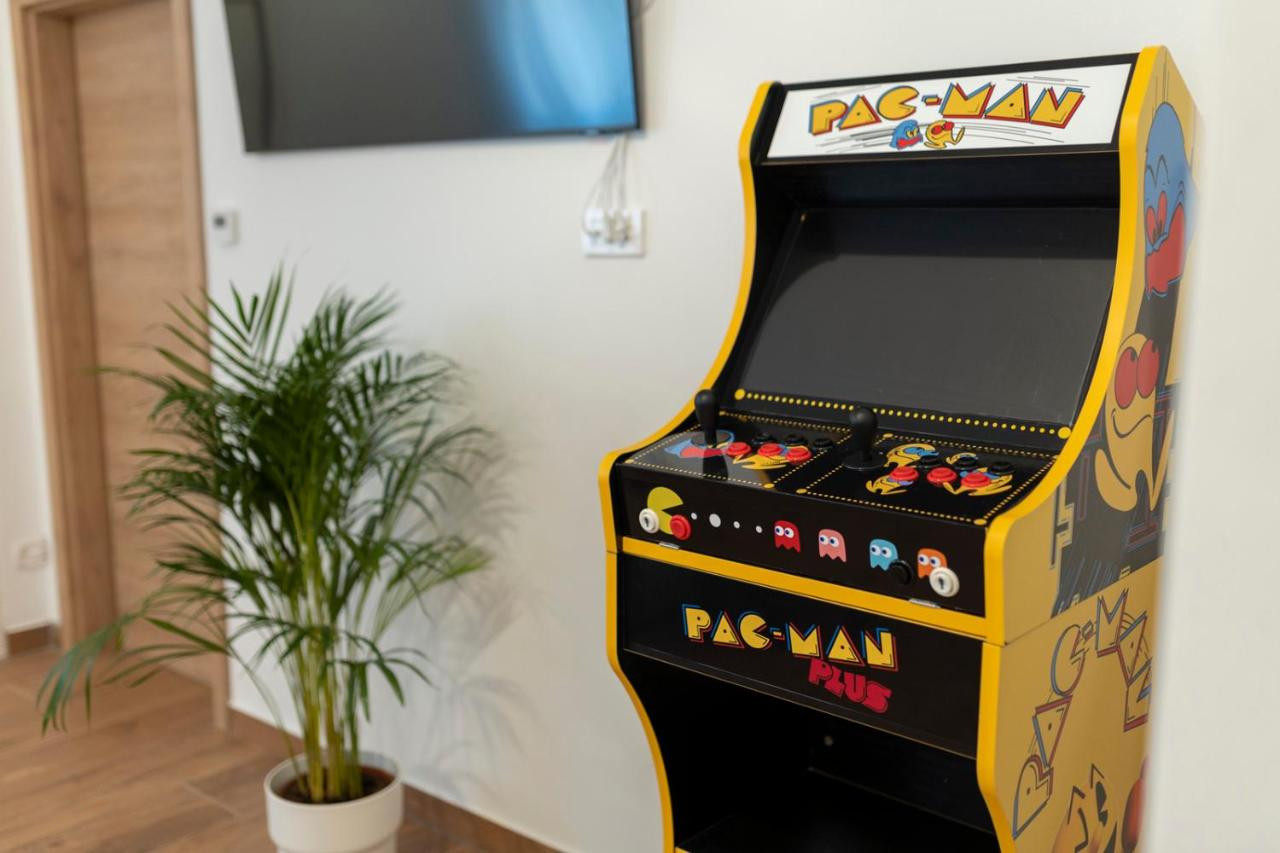 Retro arcade game
